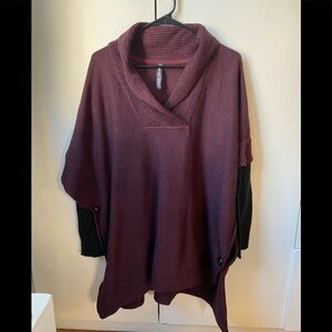 Design Lab tunic style sweater in burgundy with black sleeves. Sz Small